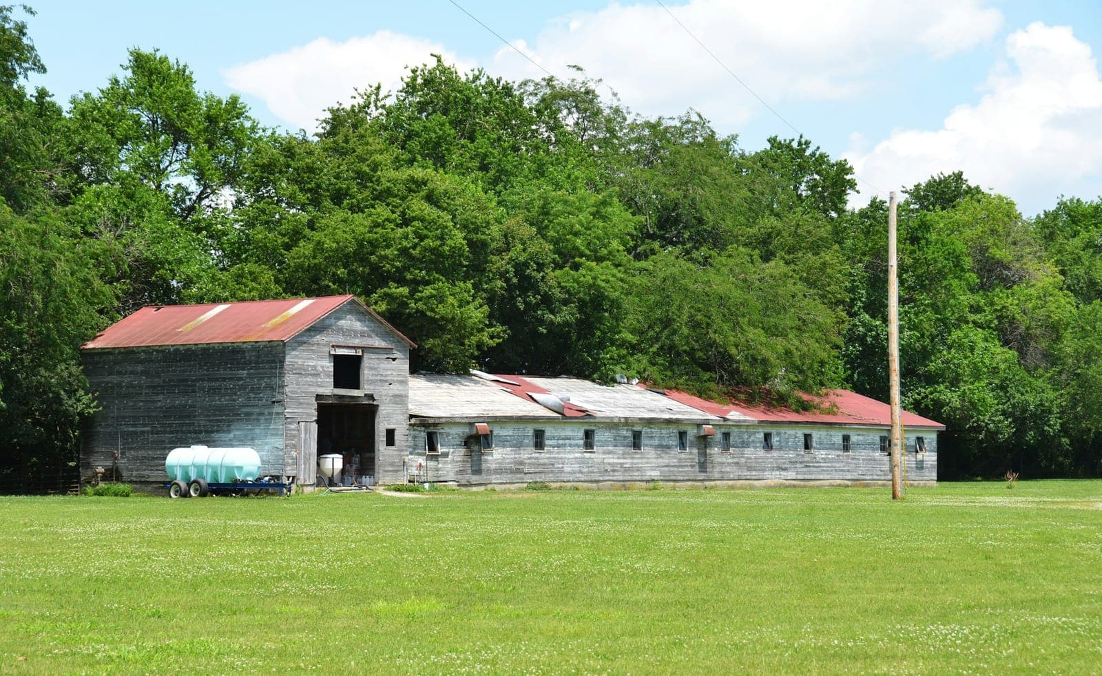 Nave agrícola en el campo