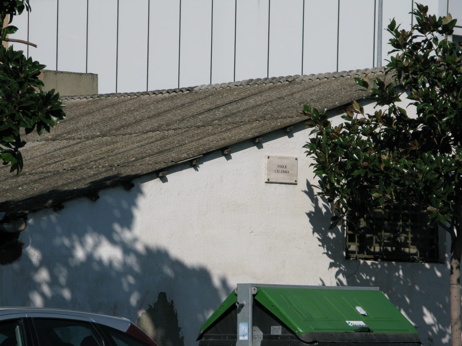 Edifici baix i allargat amb coberta de plaques ondulades de fibrociment