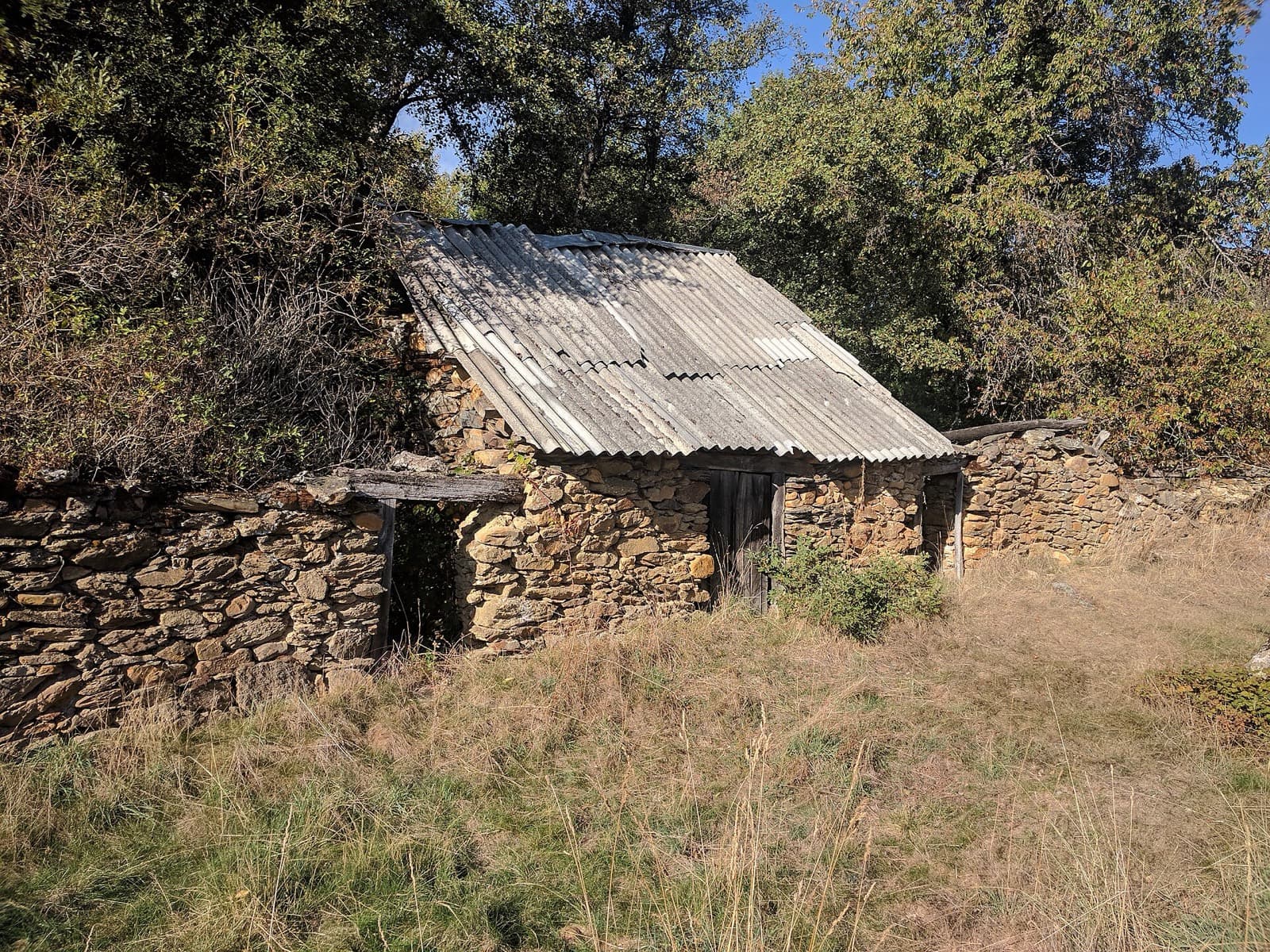 Antic paller de pedra amb teulada de fibrociment
