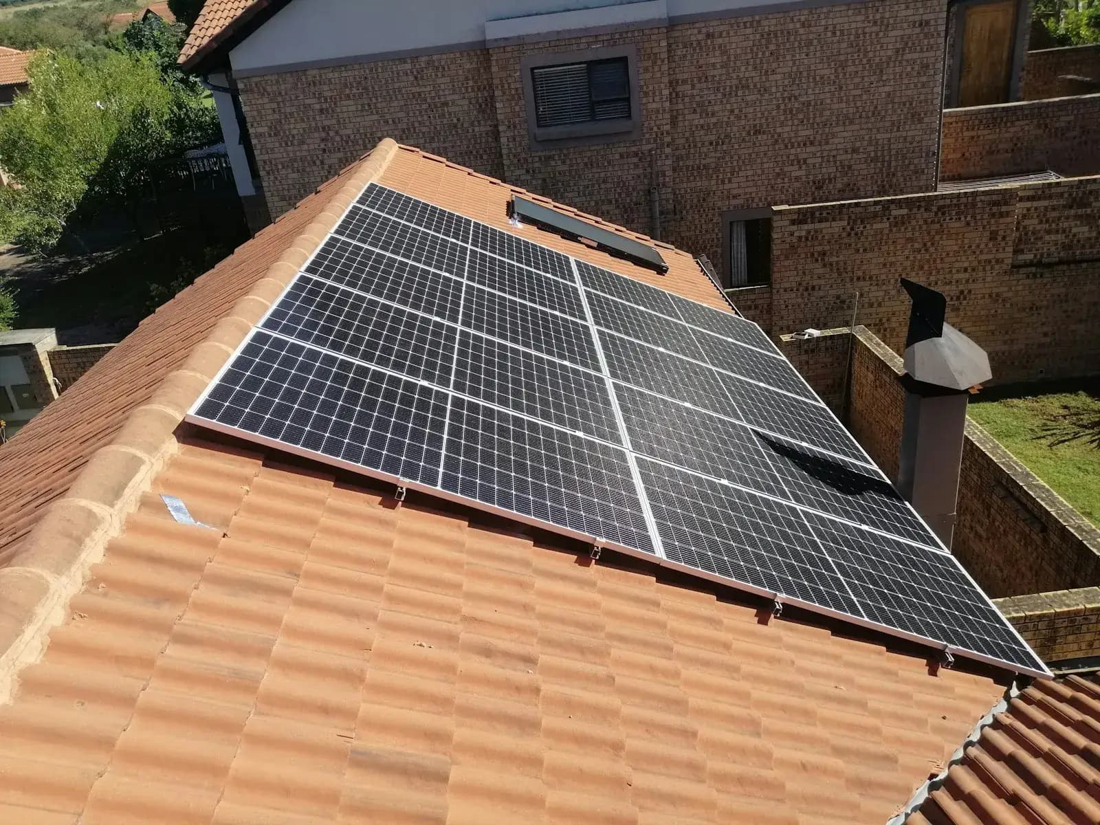 Placas solares instaladas sobre un tejado de teja