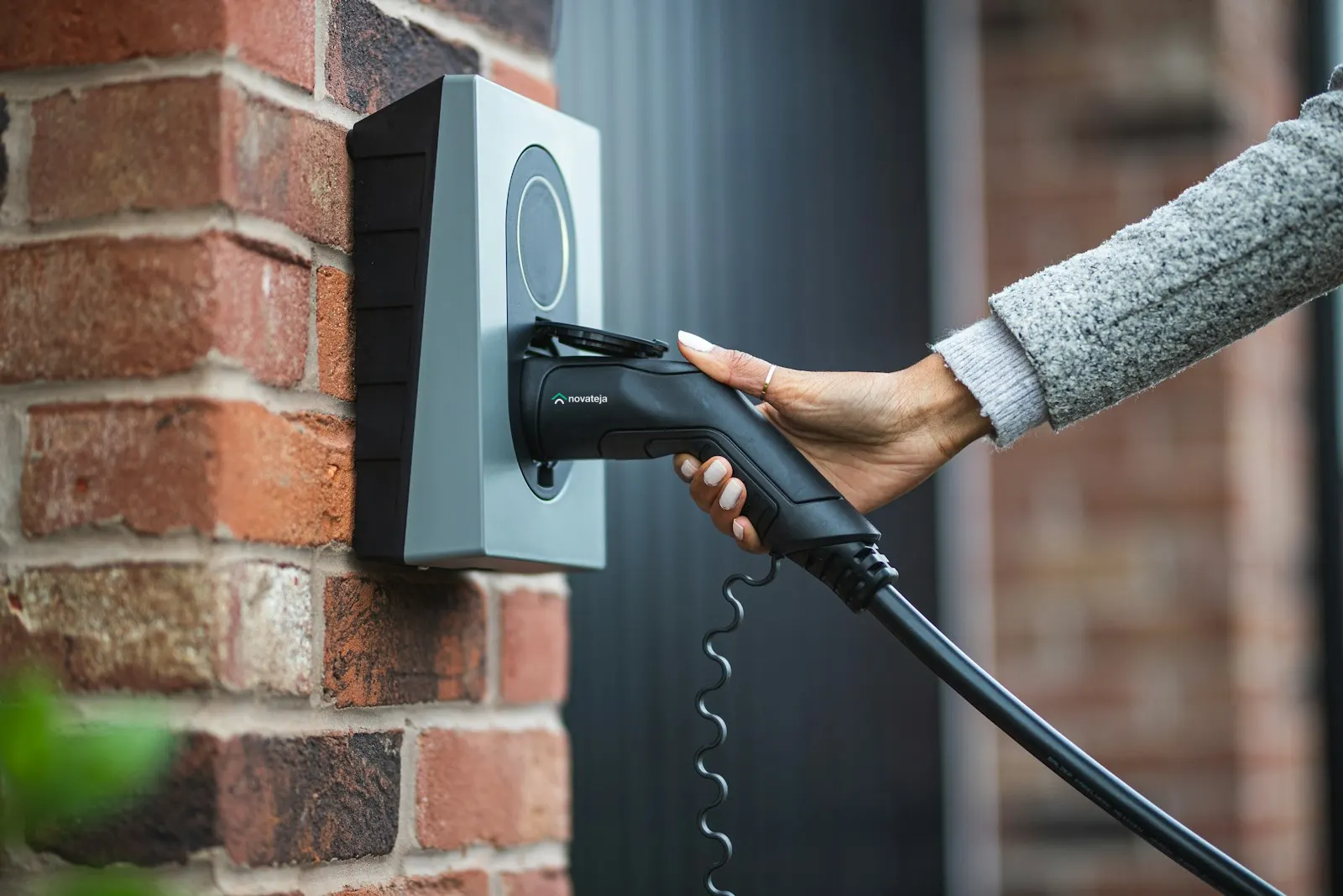 Mà connectant el cable d'un carregador de paret de cotxe elèctric